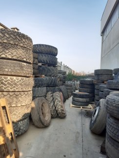 pneumatici usati di autocarri, trattori agricoli e macchine operatrici.