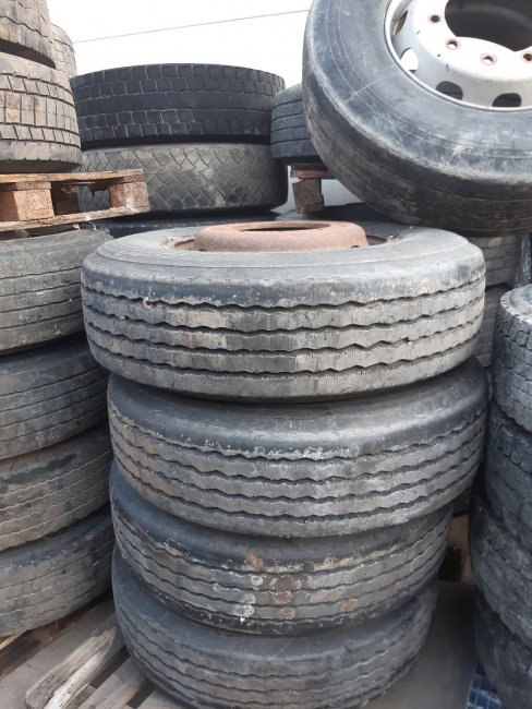 pneumatici usati di autocarri, trattori agricoli e macchine operatrici.